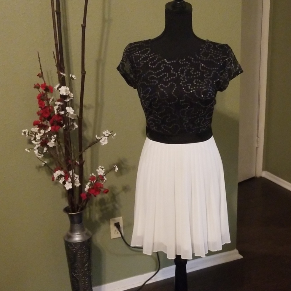 ❤Black and white BACKLESS sequined dress
